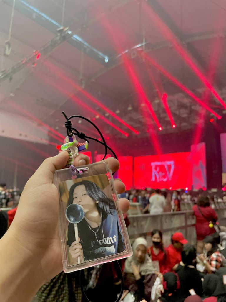 ShofiHoo's tweet photo. Tuntas sudah berjumpa dengan cewe kue, sekte Zimzalabim. Seulgi dkk memang terbaik. Semoga dapat kembali ke Indonesia berlima dengan Joy. Gws, Joy! π©·ππππ
#SelamatDatangRedVelvet
#FinallyRtoVinJAKARTA https://t.co/fT7WuQPfkG