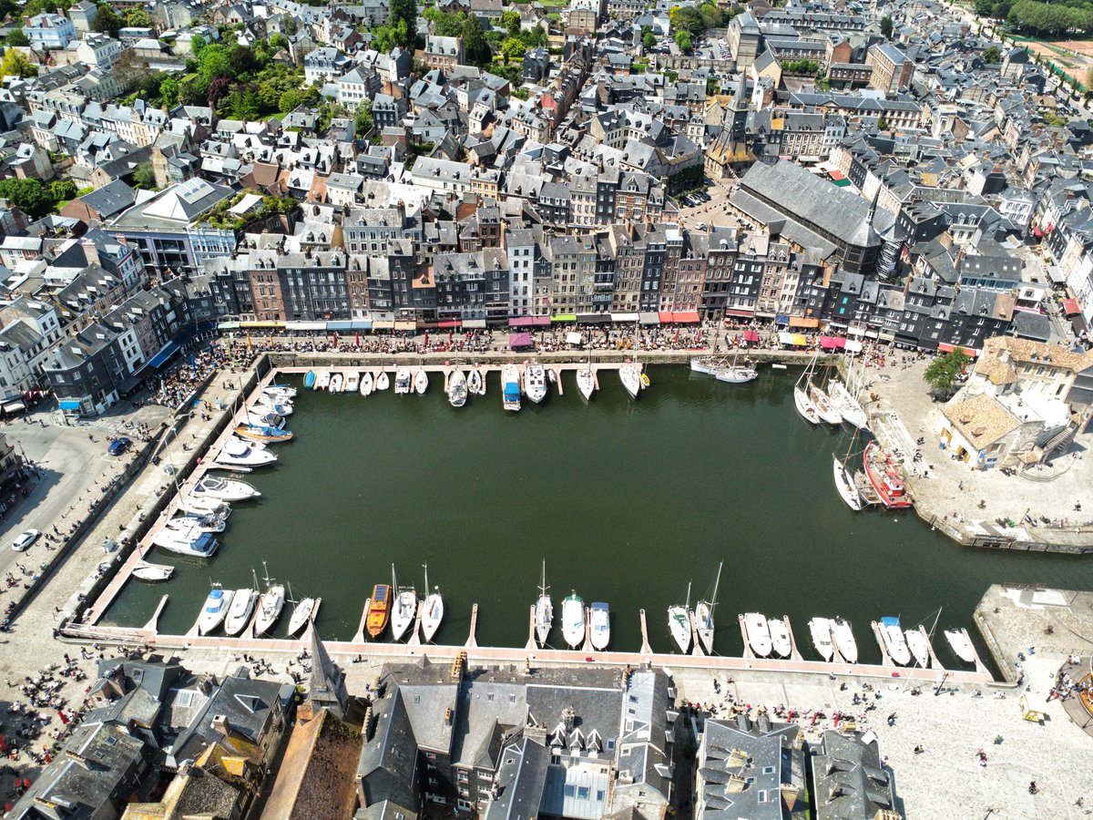 #normandie #normandy #francetourisme #bellenormandie #seinemaritime #igersnormandie #honfleurtourisme #tourist #tourism #honfleur #france #lehavre_etretat_tourisme #visithonfleur #djiglobal #drone #dronephotography #calvados #calvadosnormandie #calvadostourisme #vieuxport