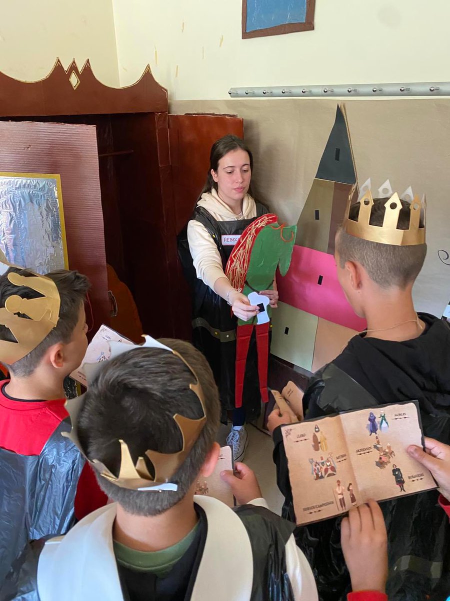 _lauraesteban_'s tweet photo. A continuación dividimos la clase en tres grupos y realizaron tres actividades diferentes. El mercado medieval, donde podían conseguir maravedíes gracias al juego del ahorcado, la actividad de la pirámide feudal y el trivial de la Edad Media.
#RecursosCCSS #Primaria3EUMZA #DCSUVA https://t.co/xpSGBZ1IMi