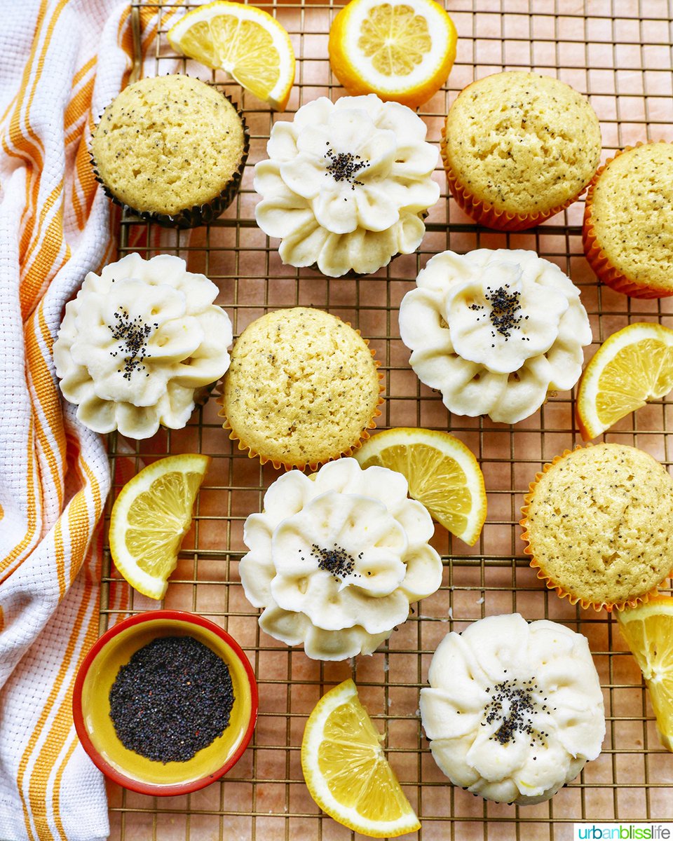 UrbanBlissLife's tweet image. Lemon Poppy Seed Cupcakes are the perfect spring treat to bake this weekend!
 
RECIPE ➡️ urbanblisslife.com/lemon-poppy-se…
#baking #cupcakes #bakingblog