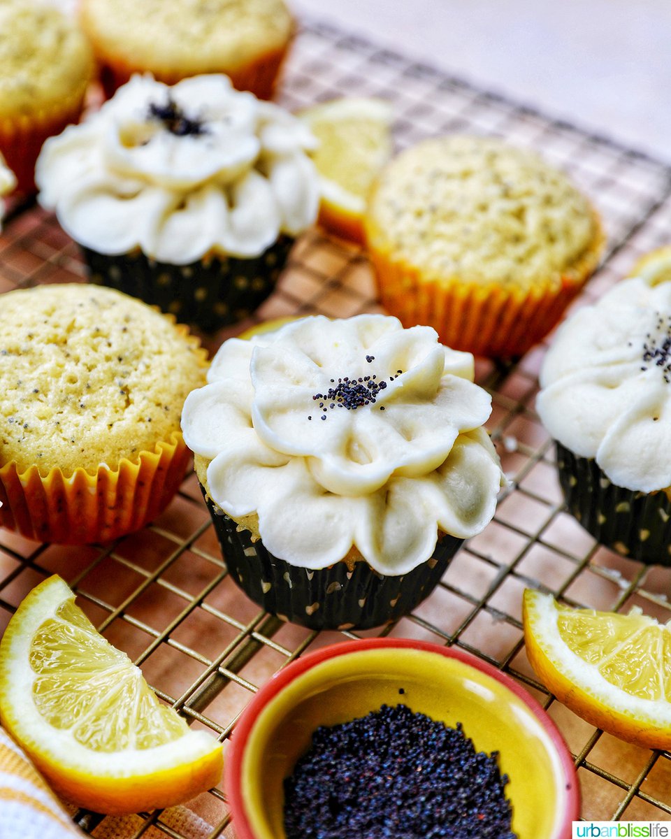 UrbanBlissLife's tweet image. Lemon Poppy Seed Cupcakes are the perfect spring treat to bake this weekend!
 
RECIPE ➡️ urbanblisslife.com/lemon-poppy-se…
#baking #cupcakes #bakingblog