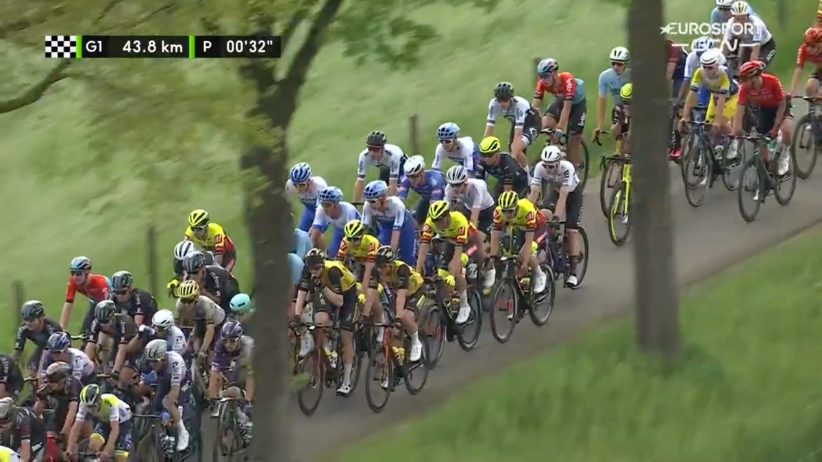 🇳🇱#VV23

Intermarché - Circus - Wanty tried to force a split in the peloton, but without success for now. We see <a href="/_lukeverburg/">Luke Verburg</a> and <a href="/stijnappel1/">Stijn Appel</a> in a good position in the bunch. 👌🏻

#RideToWin • 43 km 🏁