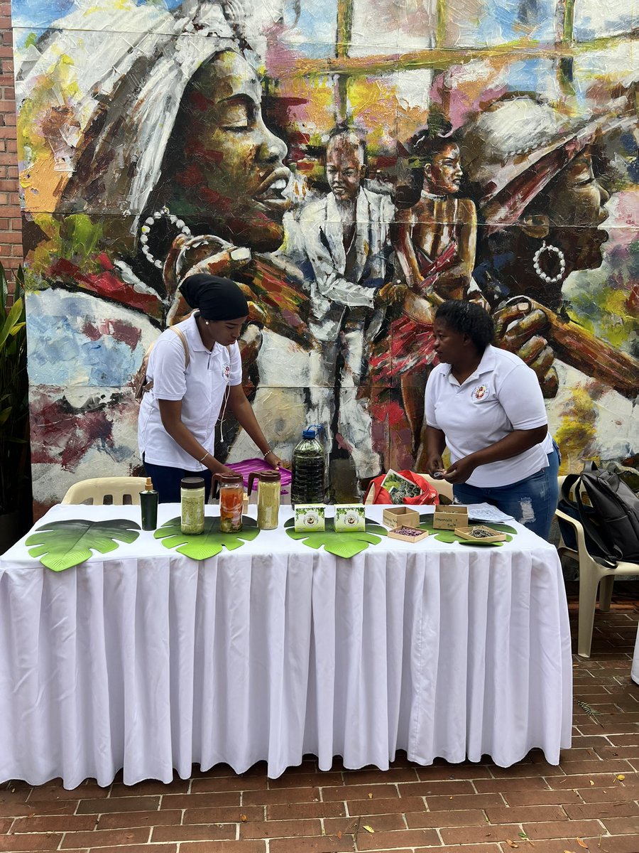 carocabrerap's tweet photo. #AEstaHora en el centro cultural de Cali nos encontramos con la feria de emprendimiento en #EncuentroDeSemilleros
@ElOIRdelaRegion #ecisalud #ZCSUR https://t.co/W9MZ1rBy5V