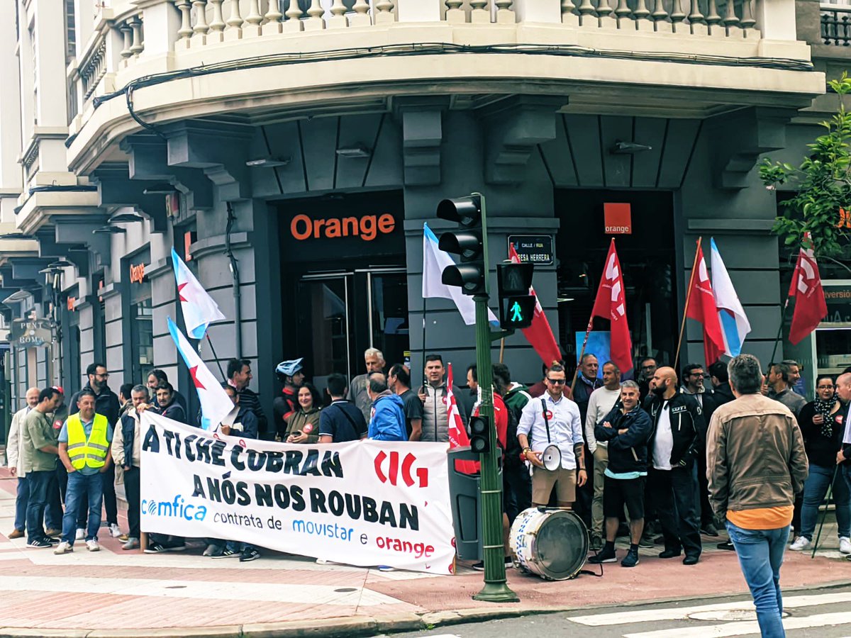 galizaCIG's tweet photo. 📣Traballadores/as de #Comfica seguen mobilizándose polo cumprimento do convenio e por melloras laborais
👉Hoxe concentráronse na #Coruña diante dunha tenda #Movistar e de #Orange, empresas para as que fan os traballos de instalación e mantemento da rede
https://t.co/W25bbBR2vJ https://t.co/dWCqzohLqr