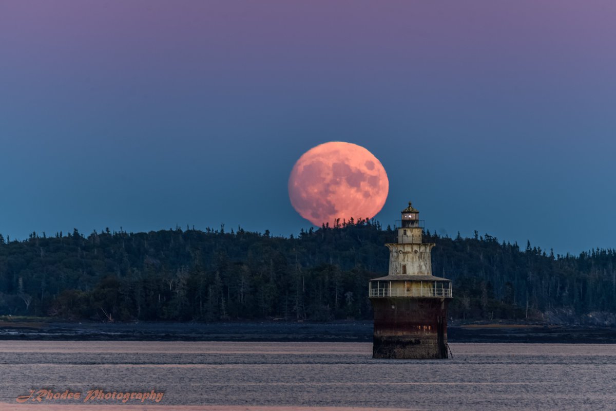 JRhodes1776's tweet photo. @SiKImagery LOVE lighthouses! I mean, how can I not, living in Maine?
So, not to be copycat.....ahh, sure, what the heck; I'll be a copycat.
Not a sunset but how about a moon rise.
#LubecChannelLighthouse, #LubecMaine. https://t.co/av8hzqNiEY
