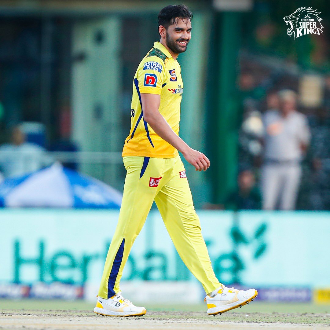 We’re all smiling! 😄

#DCvCSK #WhistlePodu #Yellove 🦁💛