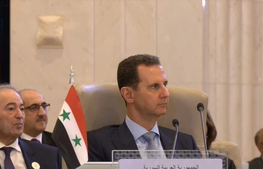 UKR_token's tweet image. Bashar Al-Assad, presidente de Siria, se quitó el auricular de intérprete durante el discurso de Zelensky en la cumbre de la Liga Árabe.