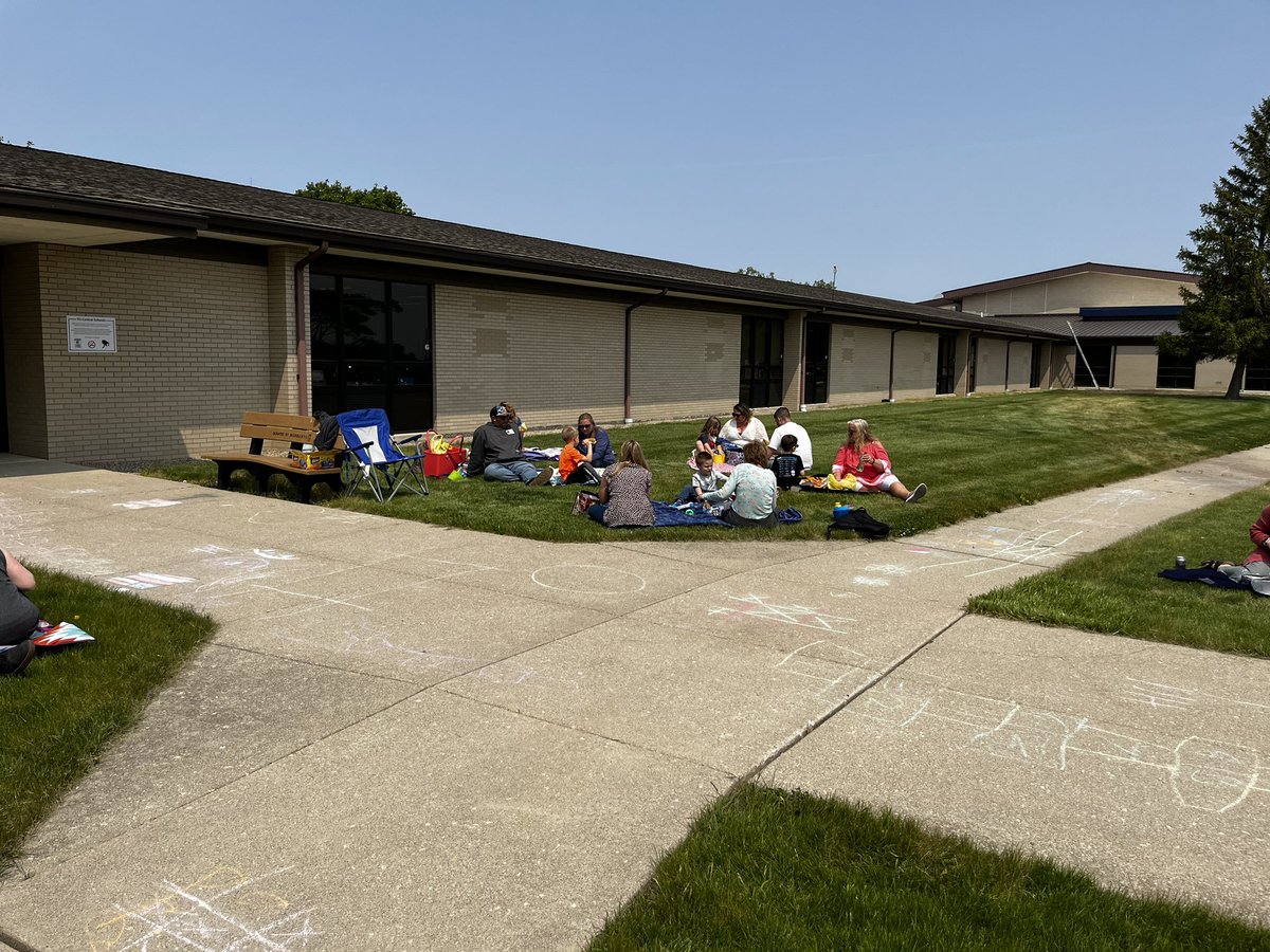 ShannyRinehart's tweet photo. We had a great last day of pre-k capped off with a family picnic after class Thursday! Thankful for those who could come and missed those who could not. ☀️❤️☀️#TCEStrong @MatthewMillerpe https://t.co/5SoZOYaHp3