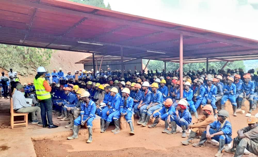 rulindodistrict's tweet photo. Umuyobozi wa @rulindodistrict yasabye abakozi ba #RutongoMines yabasabye kurangwa n'ikinyabupfura n'ubunyangamugayo, gukora bakiteza imbere n'imiryango yabo, kwirinda ibiyobyabwenge, kwirinda amakimbirane mu miryango no kwitandukanya n'abakora ubucukuzi bw'amabuye butemewe. https://t.co/3OpMKQLLsn