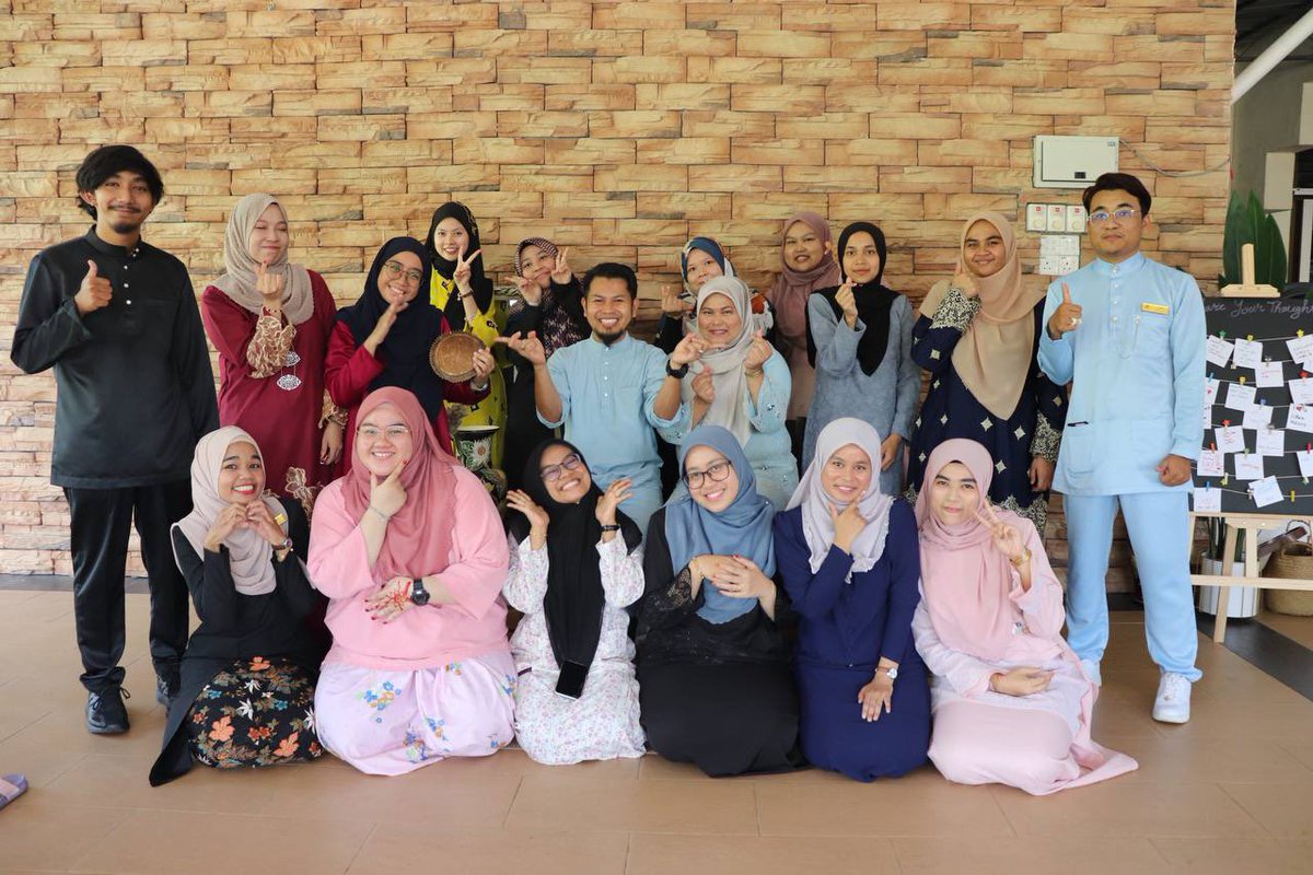 finisaini_'s tweet photo. Klasik Raya 2023 with team❤️❤️❤️ #bbians https://t.co/q29goRd0XM