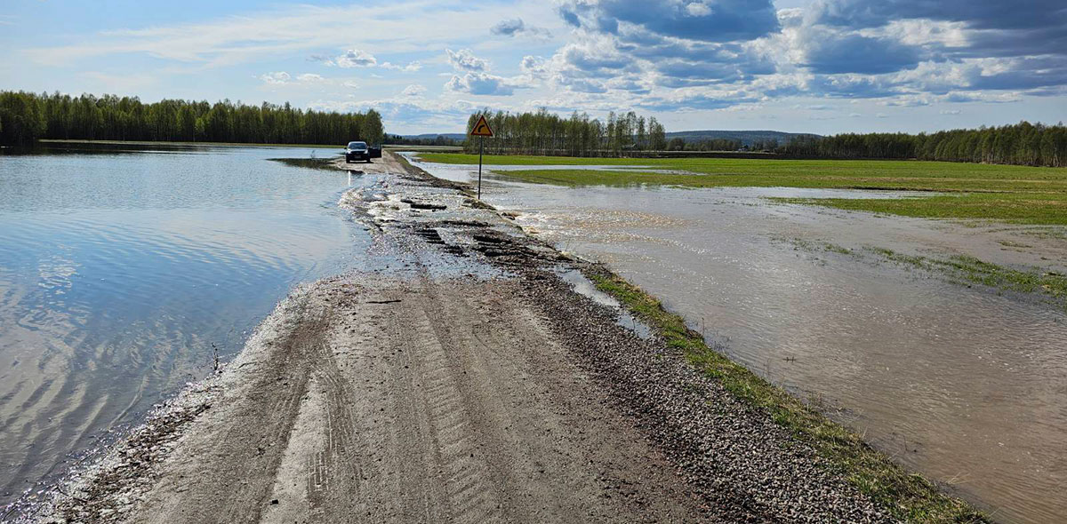Ylitorniolla maantie 19635 Aittamaantie on suljettu liikenteeltä. Tulvavesi on noussut tielle. #ELYkeskus #lapintulvat #liikenne
