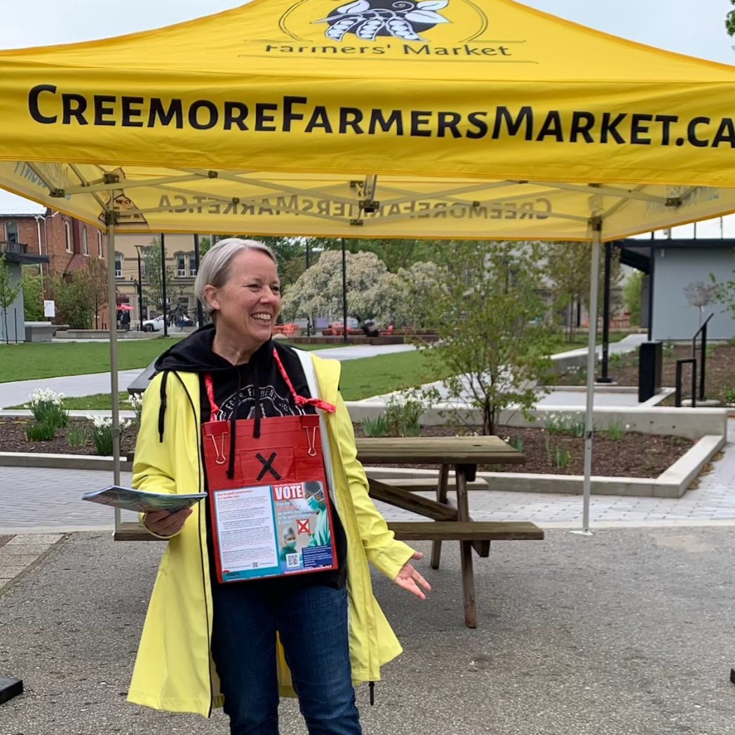#creemore #creemoreontario Our friendly volunteers want to chat about healthcare privatization at the #creemorefarmersmarket . #VoteNo #publichospitalvote #noprivatehospitals #fixitdontsellit #simcoecountyhealthcoalition