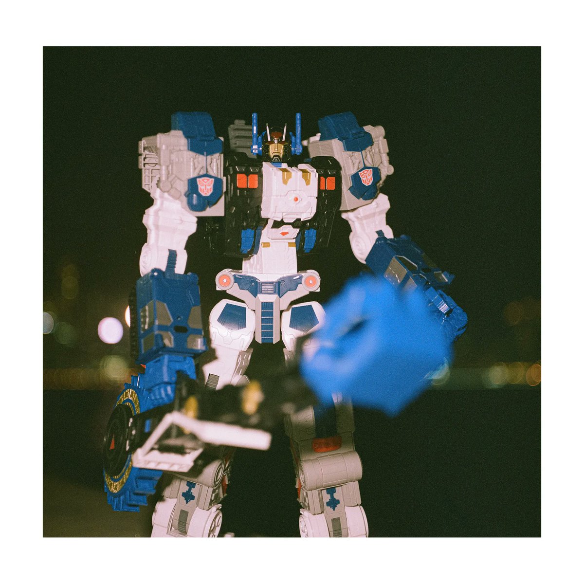 “Only a Northern Song”

#MamiyaC330
#HeyLomography #Lomography800
D&S photogoldenhk

#Transformers #トランスフォーマー #MegaloConvoy #メガロコンボイ #CybertronMetroplex #TransformersLegacy #GalaxyForce #ShotOnFilm #フォルダー画像に癒しを求める #Maccadam #MagnusLabel