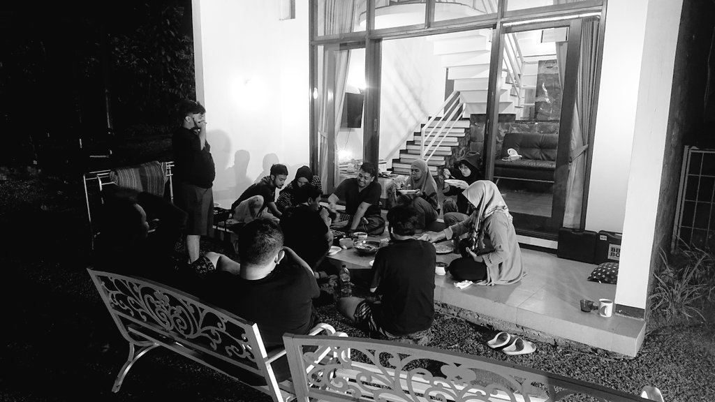 fathinsuaidi's tweet photo. Gak perlu mewah seng penting turah turah https://t.co/SePpBczB54