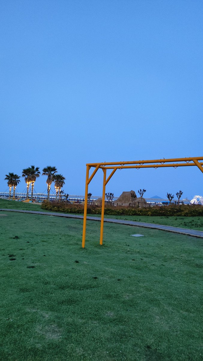 Yinismile's tweet photo. 记近，金山城市沙滩景区(❁´◡`❁)*✲ﾟ* #shanghai  #travel #beach #sea #nightphotography https://t.co/JsCZOhCxfp