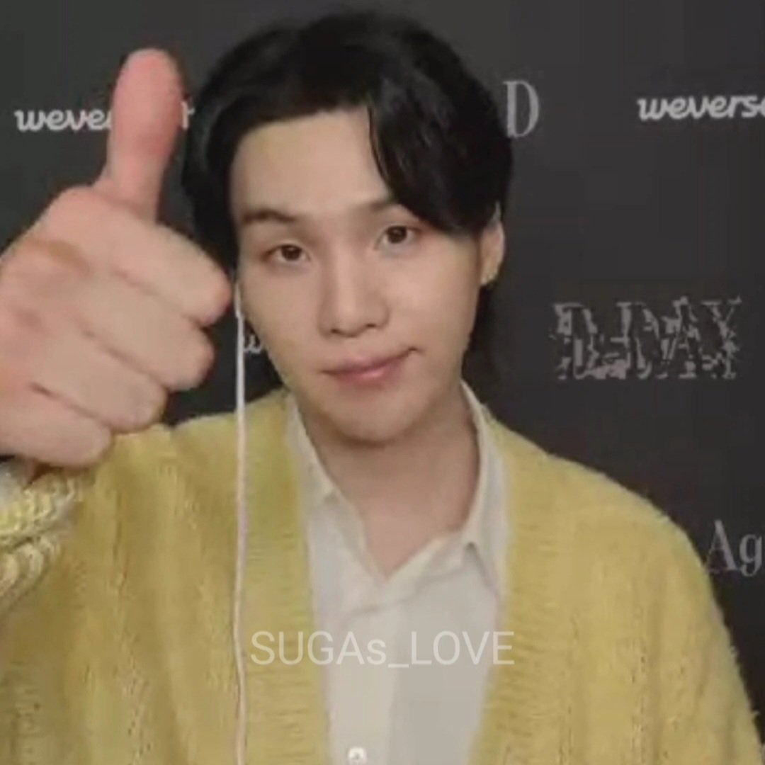 ot7jungkookbts's tweet photo. UNA ARMY QUE GANÓ EL CONCURSO DE VIDEOLLAMADA CON SUGA CONTÓ QUE NO ESCUCHÓ LA PRIMERA LLAMADA POR ESTAR DORMIDA Y A LA SEGUNDA AÚN CON EL CABELLO TODO DESPEINADO RESPONDIÓ Y LO PRIMERO QUE LE DIJO YOONGI FUE “LLEGAS TARDE" AJAJASJDHHSAJKJA ESO ES TAN YOONGI🤣😭 https://t.co/b7qeOcLzji