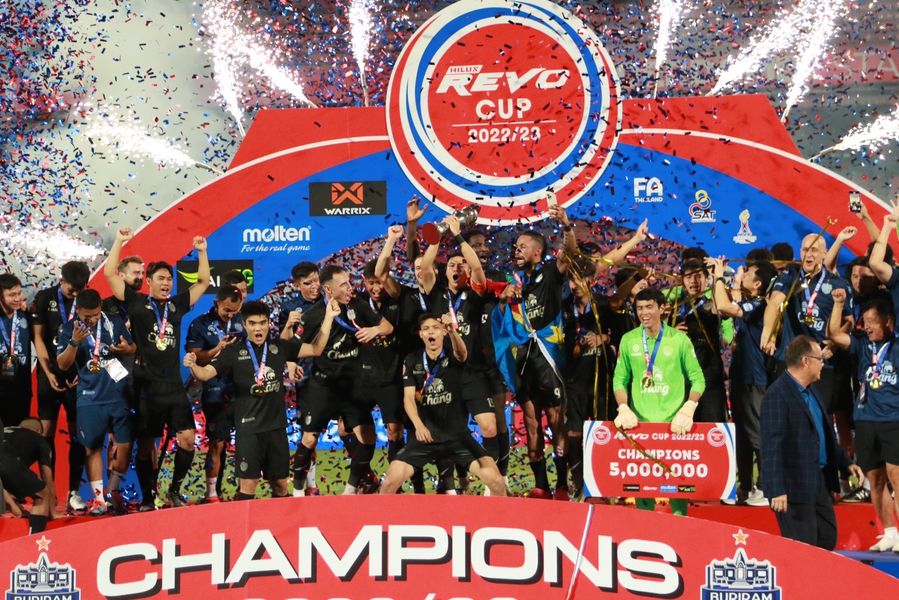 🇹🇭 Buriram United crowned the Thai League Cup 2022/23 🏆 for the 7th time and this is also the club's 2nd championship this season.

Congrulations Thunder Castle ⚡️

📸 SiamSport

#RevoCup #BuriramUnited