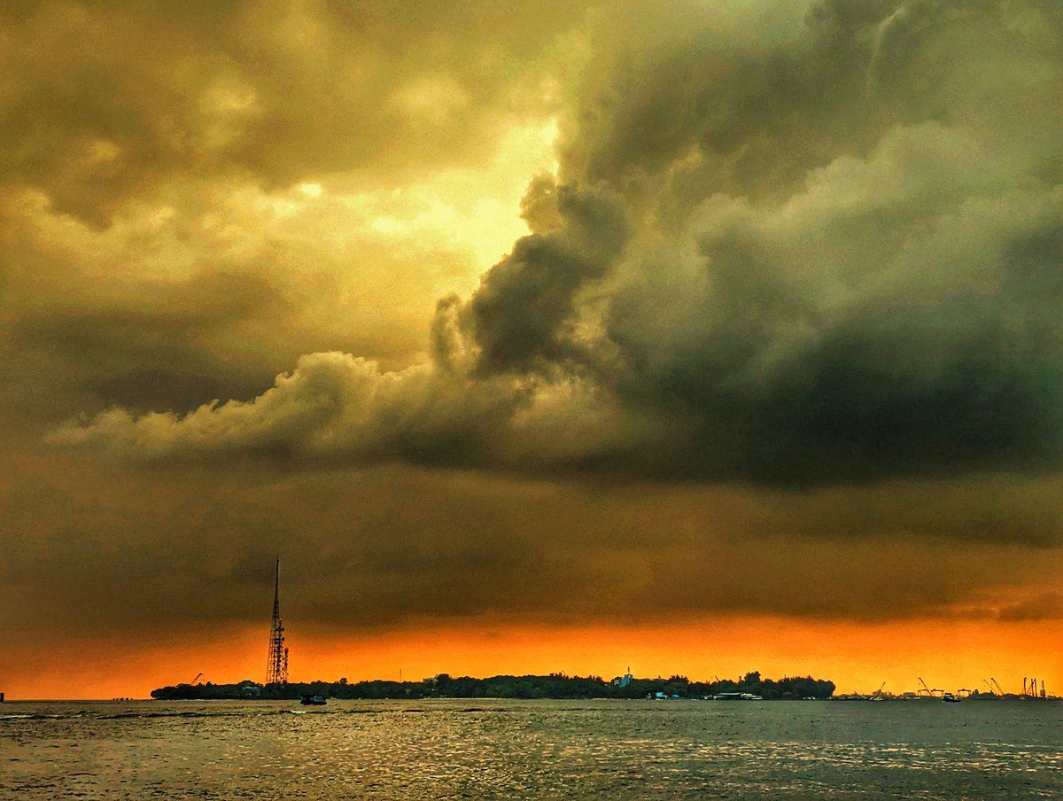 Stormy Sunset over Villingili Island 

Indian Ocean, Maldives

#TeamPixel #SeenOnPixel #yourshotphotographer