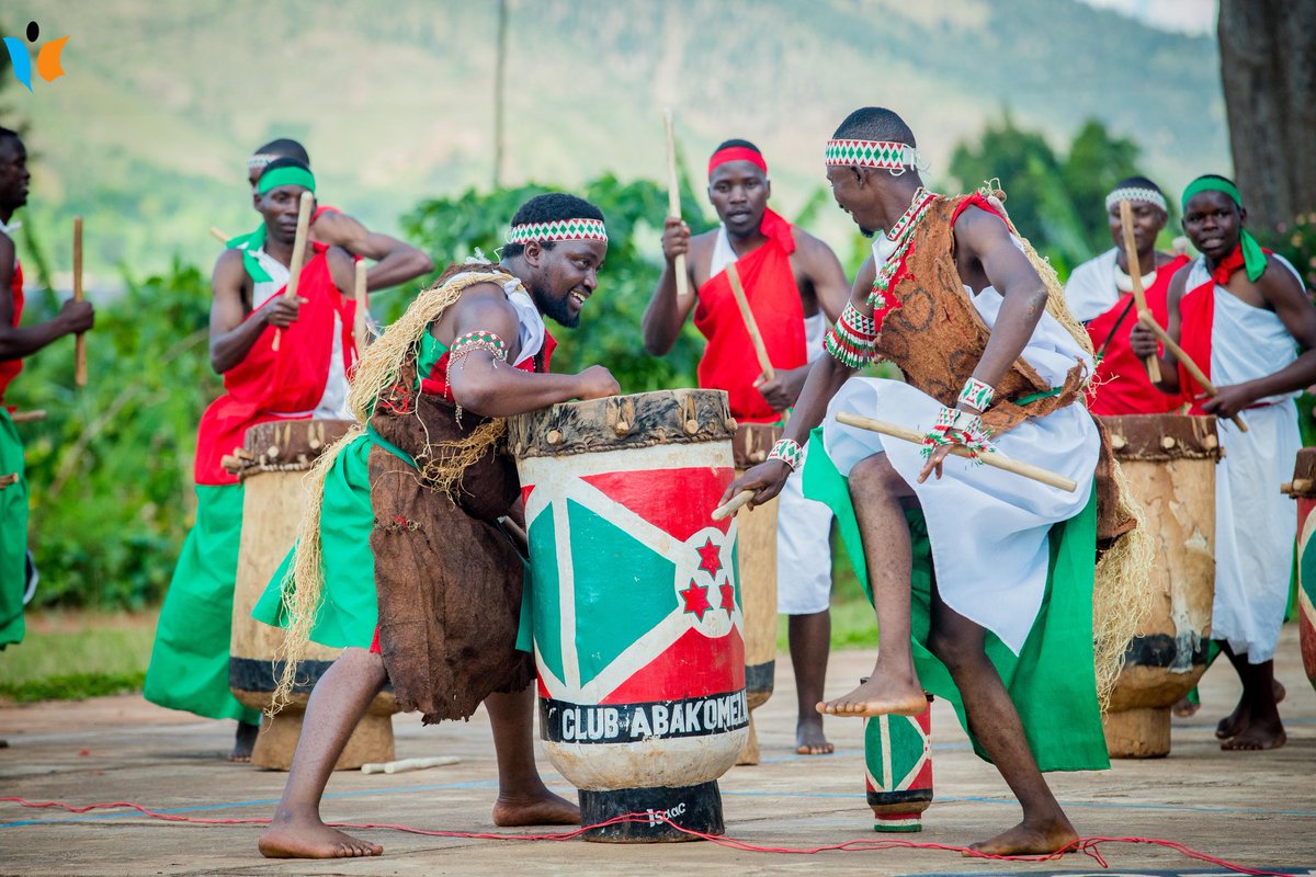 MagazineJimbere's tweet image. 🥳 C’est parti pour la grande finale de la 3ème édition du Festival de dessin, à l’Ecole Technique Secondaire d'#Art de @Gitega

🔟 Les 10 finalistes exposent leurs œuvres dans les couloirs de l’#ETSA

🥁 Les tambourinaires du club Abakomezakaranga agrémentent l'événement

🙌🏾 Que