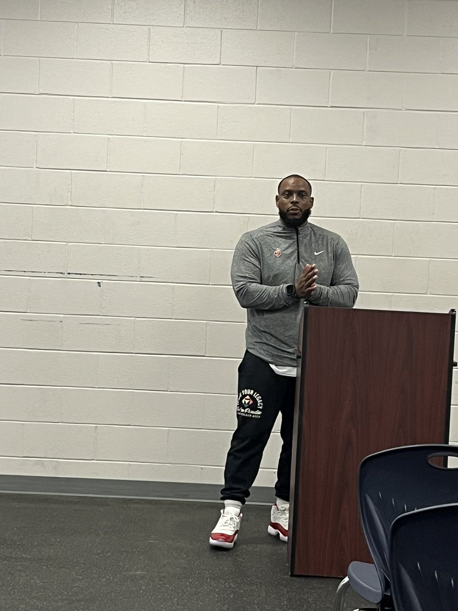 @TheJeremyWalden up first! Talking weight room culture. 

Coach Walden has a background as a:

-Basketball player
-Army vet
-ICU nurse

Now strength coach. 

RANGE FOR DAYS

If you don’t know, Texas HS strength coaches are 🔥