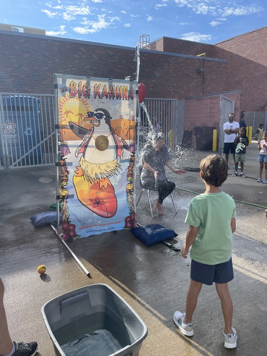 JenRenfro2's tweet image. @ashleyelempta is the best ever! Not only did they help organize a guided reading library during the last week of school, they also ran the end of the year parties! So much fun! Our kinder students have great aim. @AshleyElem @frazierskinders @brockwaykinder