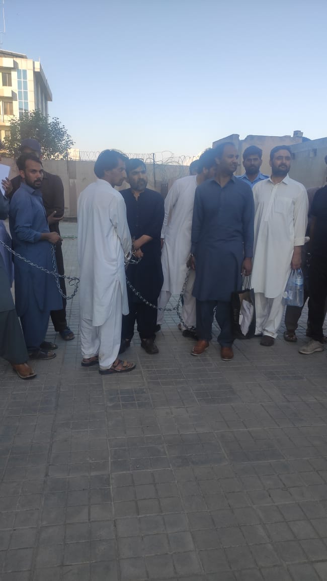 kashanmtj's tweet photo. سینئر رہنما پاکستان تحریک انصاف عبد اللطیف اور سابقہ معاون خصوصی برائے اقلیتی امور  وزیر زادہ کو اٹک جیل سے اسلام آباد جوڈیشل کمپلیکس میں پیش کر کے دوبارہ انہیں 5 دن کیلئے جوڈیشل ریمانڈ پر اٹک جیل منتقل کر دیا گیا۔ https://t.co/tkWE2HsNxS