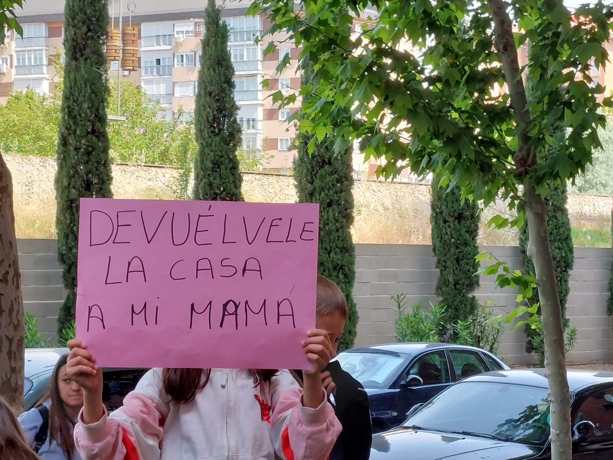 Gracias a @CrisEstebanVox , <a href="/barrio_seguroES/">Mi Barrio Seguro</a> y a todos los vecinos que han querido acompañar a esta familia, que  lleva años sin su casa, con miles de euros de deuda por culpa de los inquiokupas. ¿Los hijos de esta familia no tienen derechos? Ya está bien! 

#CuidaLoTuyo