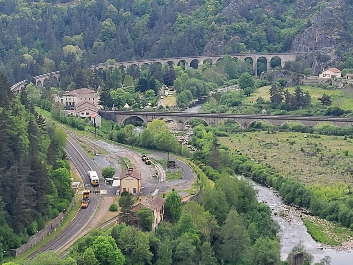 olivemars1393's tweet photo. Ligne des Cévennes, gare de Chapeauroux, coupure travaux. 20/05/2023 #Cevenol #sncf #Trainspotter #trains #gorgesallier #lignedescevennes https://t.co/Uc6IithcOs