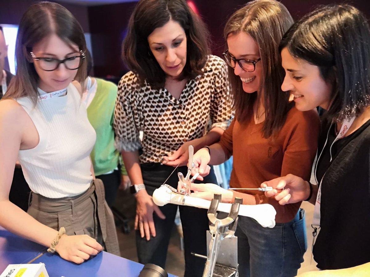 cot_csi's tweet photo. Ahir es va celebrar el primer dia del curs d’#Osteosíntesi avançada per infermeria organitzat per @cot_csi ! Sessions, casos clínics i tallers pràctics enfocats en les fractures de la cintura escapular i del colze. Tot un èxit!! 👏🏻 https://t.co/tuqPtKNhCU