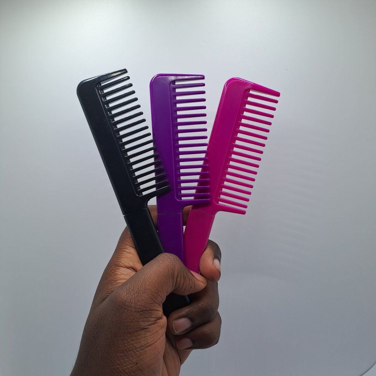 SelfSimba's tweet photo. Transform your style &amp; stay prepared with our Hidden Hair Comb Knife!

Covert &amp; multifunctional.

💁‍♀️Versatile: styling hair, Camping &amp; parcel opening.
🎨black, pink &amp; purple.

Grab yours today! 
Countrywide Delivery Available
#PenKnife #Knife #selfdefense #CombKnife
Nairobi Kenya https://t.co/crO8OekcsI