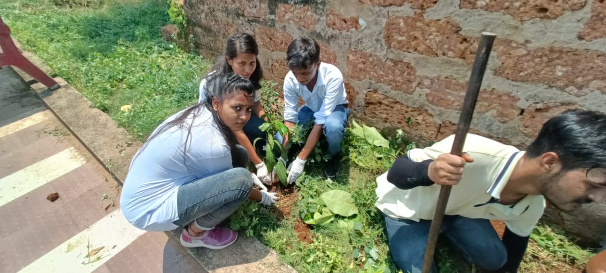 cipet2bbsr's tweet photo. Members of Nature Club participated in Pond Cleaning and Plantation Drive activities at Rangamatia Village, Bhubaneswar, Odisha on the occasion of Mission Life Style (LiFE) of World Environment Day 2023 #clubactivities #DPMT #CIPETCSTSBBSR https://t.co/lHEeKfuj0J