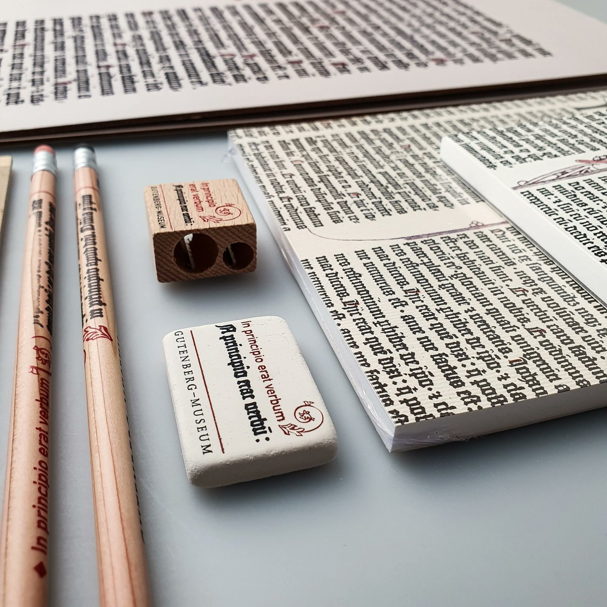 GuteFreunde's tweet photo. In principio erat verbum - Im Anfang war das Wort. Ein Klassiker sind unsere Schreibprodukte rund um die berühmten Worte aus dem Johannes-Evangelium. ✏️

Schon gewusst? Mit jedem Kauf im Gutenberg-Shop wird ein Teil an das @gutenbergmuseum gespendet. https://t.co/ybcETNLiAO