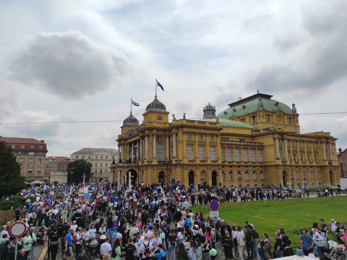 HodzaZivot's tweet photo. u #Zagrebu deseci tisuća ljudi  Život, Obitelj i Hrvatsku! A gdje ste vi danas? 
#Hodzaživot #Zagreb https://t.co/kDQgfKoDnq