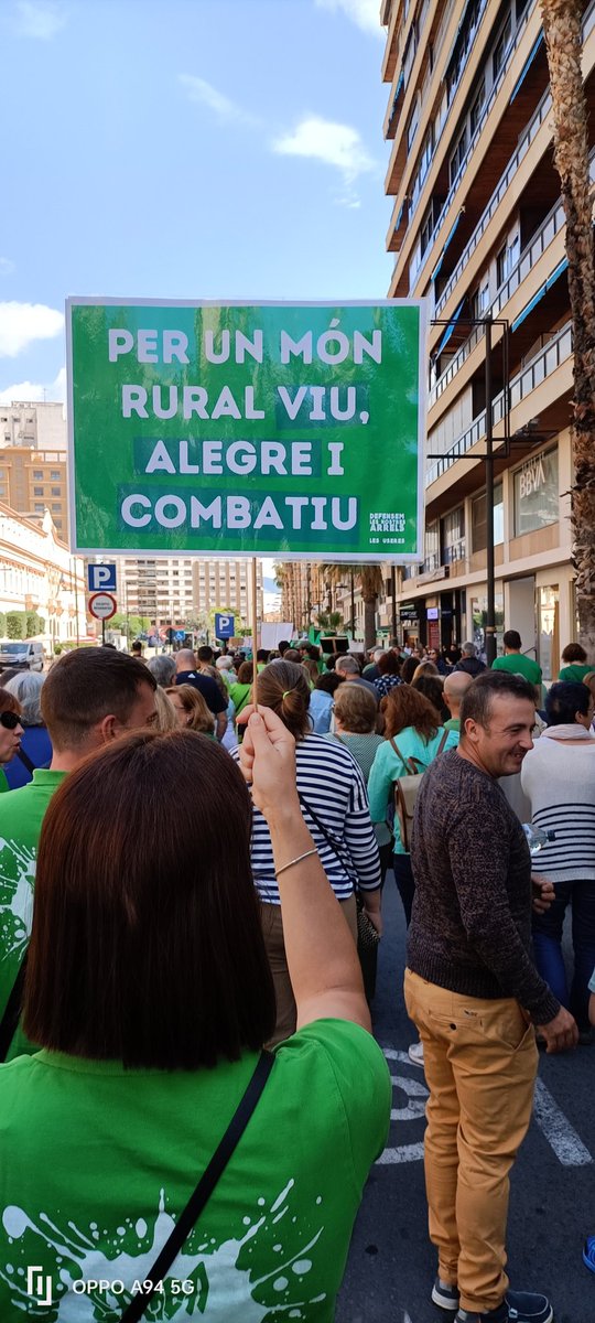 Històrica manifestació avui a  Castelló. No és contra les renovables. És la rebel·lió contra la consideració subalterna de la #ruralitat. Per la supervivència dels pobles i les activitats agràries.