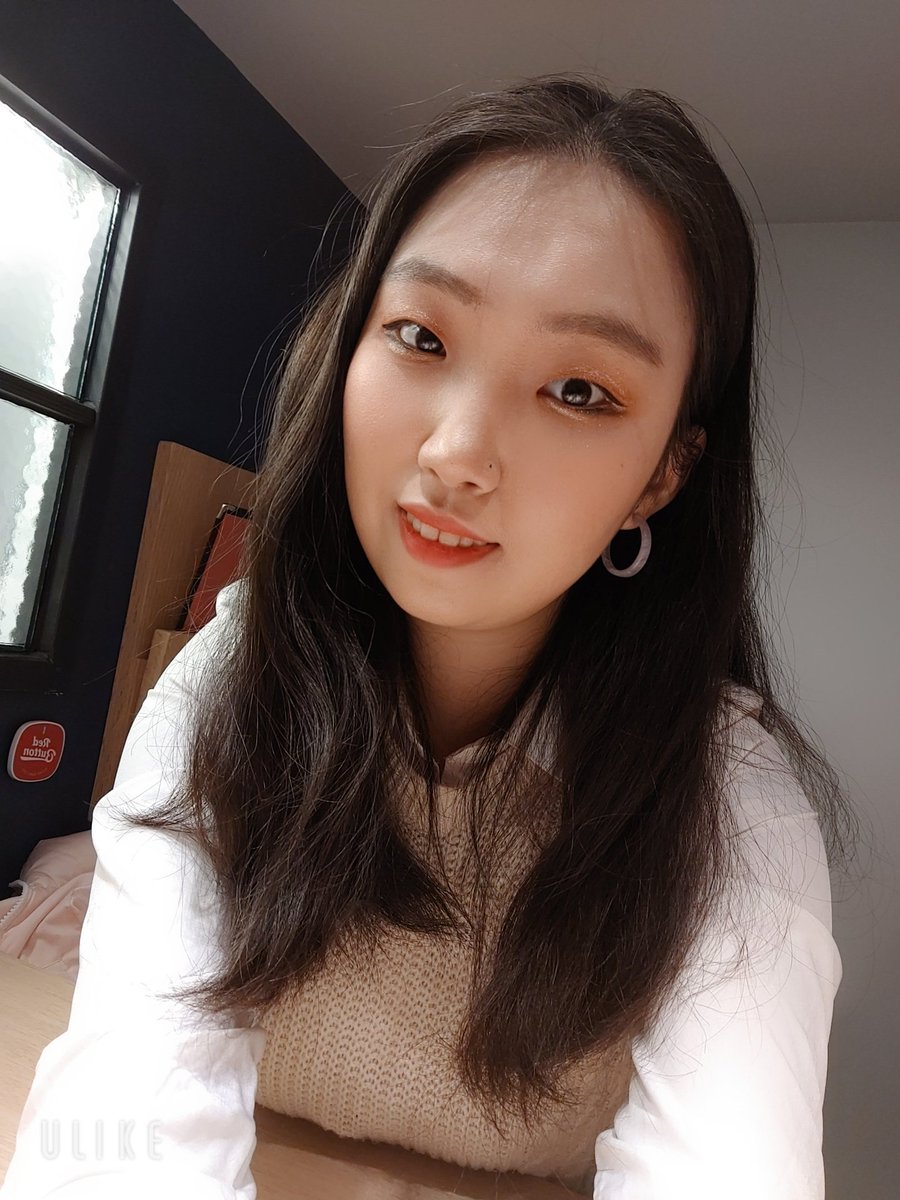 jayarin_'s tweet photo. 안경을 낄까 말까...?👓 https://t.co/35AytTvCJ4