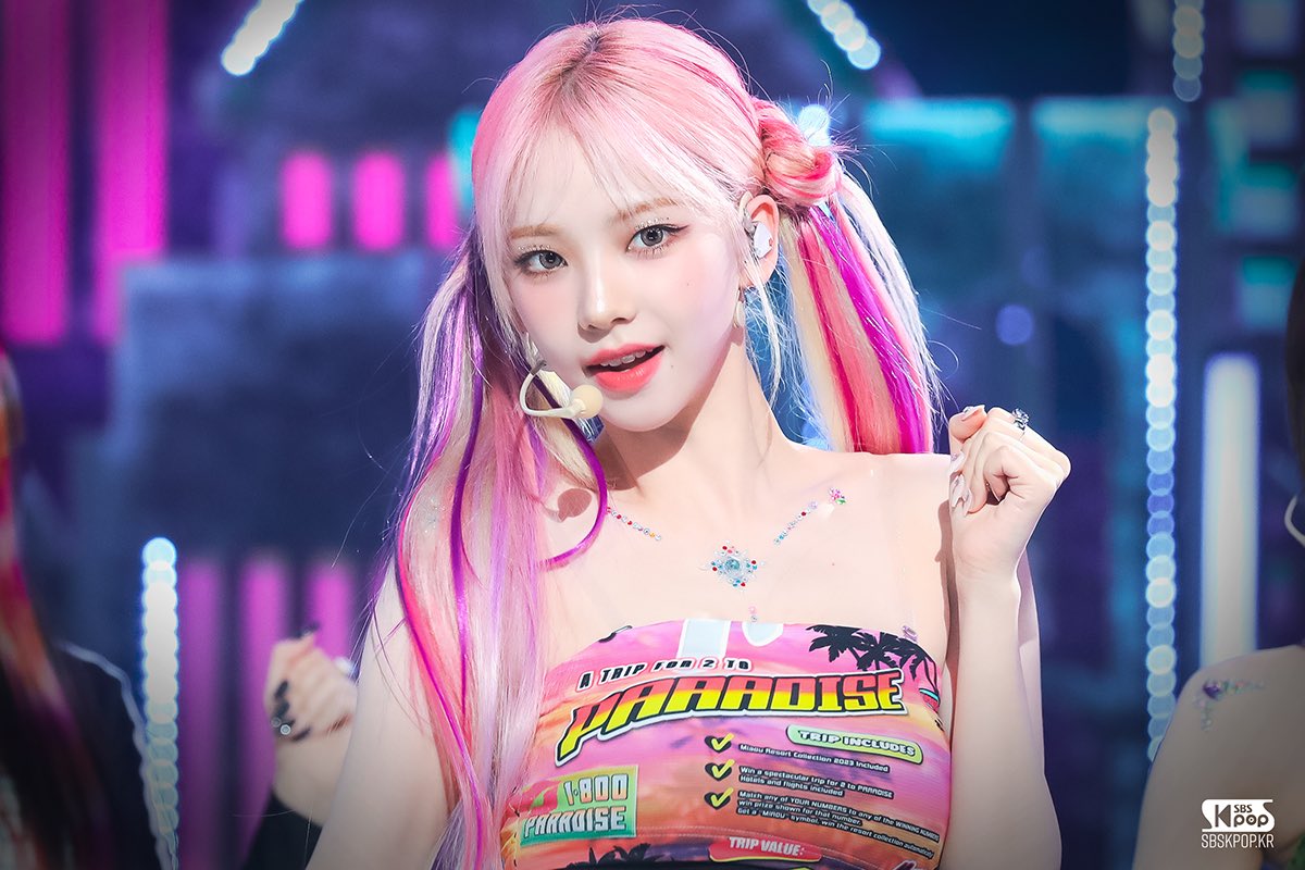 “...Wear pink and make everyone wink.” — In accordance with the adage, I made a resolute choice to imbue our performance on SBS Inkigayo with an abundance of delicate pink hues. Did my audacious endeavor to channel the Barbie doll, make you wink or flustered? 🩷💗