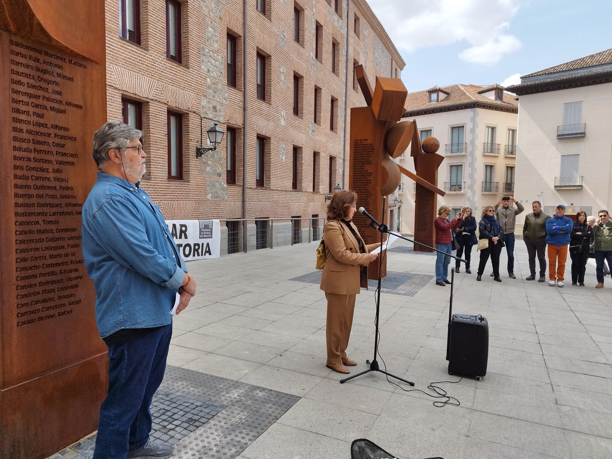 Reivindicamos también la reposición de los #2936Nombres en el Memorial del Cementerio del Este, la reposición de la placa de Largo Caballero, y la retirada de la calle dedicada a la División Azul