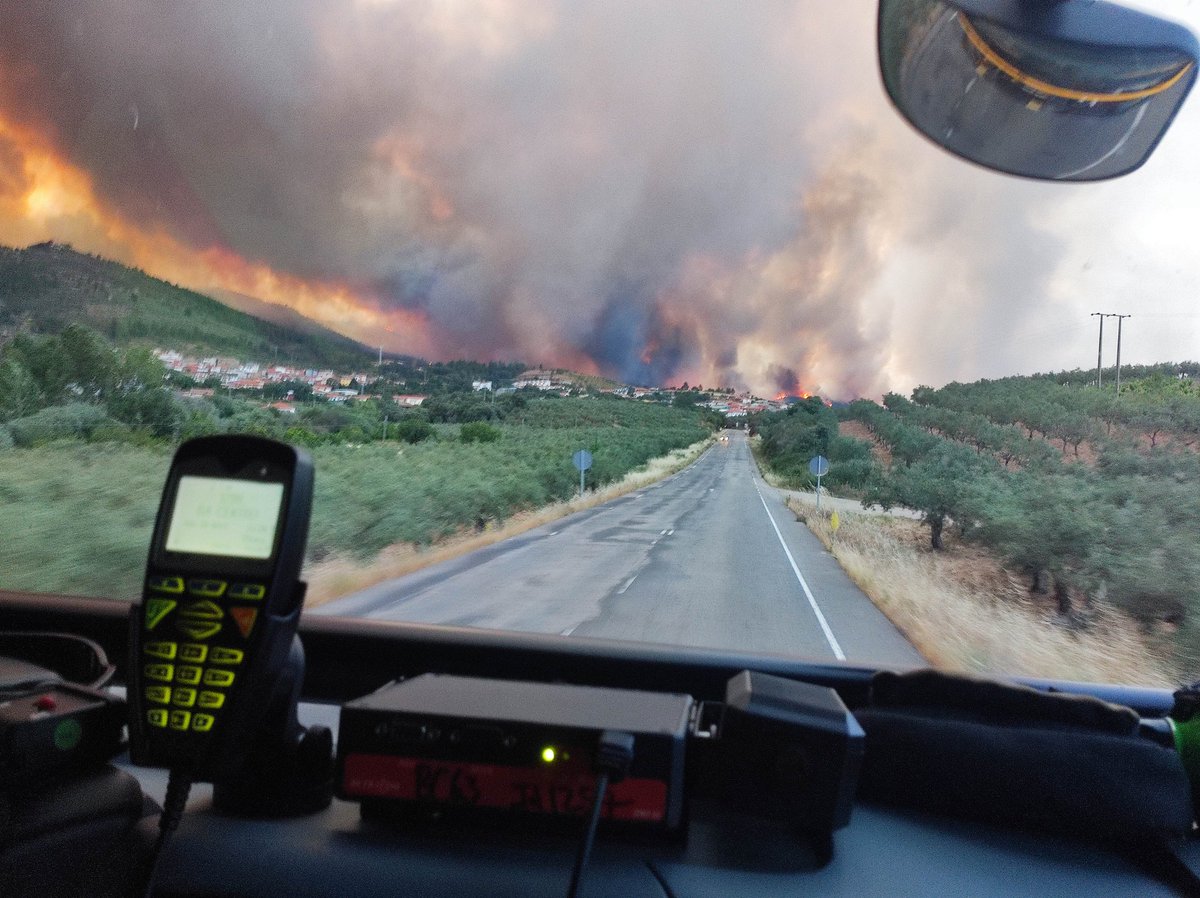Matefireman1's tweet photo. Reflexion.
Con evacuacion de 4 pueblos, y uno de ellos con pre-confinamiento, y viendo cada vez más estos GIF, me planteo: llegaremos a trabajar realmente en un futuro no lejano de la defensa total de municipios,y no en la masa forestal?. O cambia esto, o si!
#ifpinofranqueado https://t.co/IQzHl0yNHA