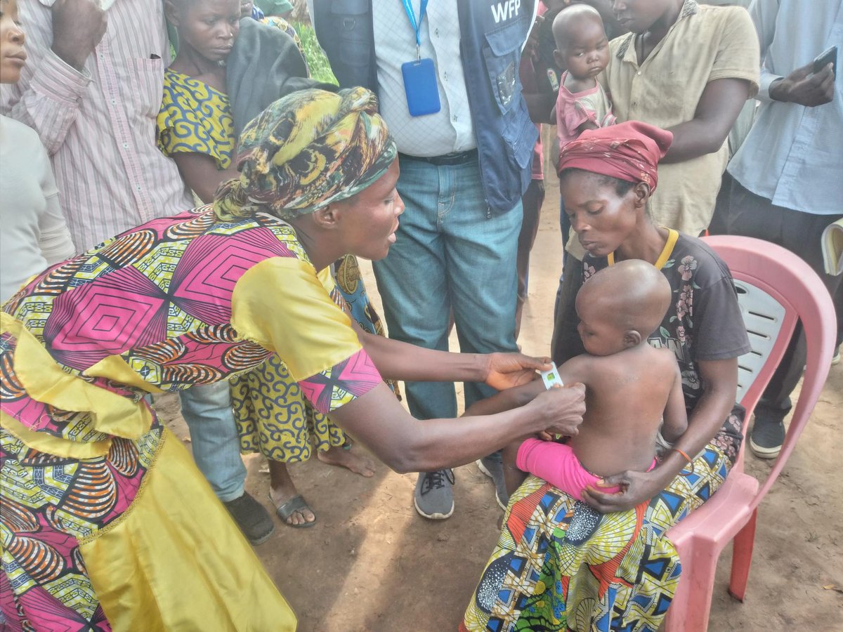 NNadazdin's tweet photo. Centre de sante Ndumbi, village Kasekala (Kananga) - excellent travail d'une relai communautaire dans le depistage de la malnutrition aigue moderee. Le PAM et les partenaires dependent du travail des 'recos' pour identifier les cas de MAM. Grand merci, recos!!! https://t.co/Z2t6PnQzMc