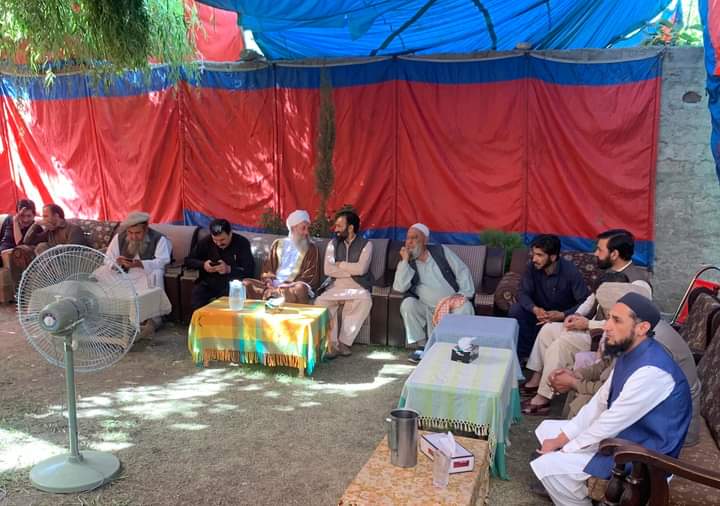 Attaullah__ppp's tweet photo. امیر اہلسنت حضرت مولانا قاضی نثار احمد، سابقہ نگران وزیرقانون مشتاق احمد ،مولانا مزمل شاہ  مولانا حبیبﷲ،و دیگر  پیپلز پارٹی کے رہنما عطاءﷲکے والد محترم سابق ڈپٹی کمشنر وہاب شاہ صاحب  کی وفات پر اظہارِ تعزیت اور فاتحہ خوانی کر رہے ہیں https://t.co/yGSgc8fGo7