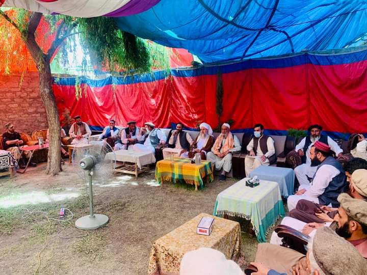 Attaullah__ppp's tweet photo. امیر اہلسنت حضرت مولانا قاضی نثار احمد، سابقہ نگران وزیرقانون مشتاق احمد ،مولانا مزمل شاہ  مولانا حبیبﷲ،و دیگر  پیپلز پارٹی کے رہنما عطاءﷲکے والد محترم سابق ڈپٹی کمشنر وہاب شاہ صاحب  کی وفات پر اظہارِ تعزیت اور فاتحہ خوانی کر رہے ہیں https://t.co/yGSgc8fGo7