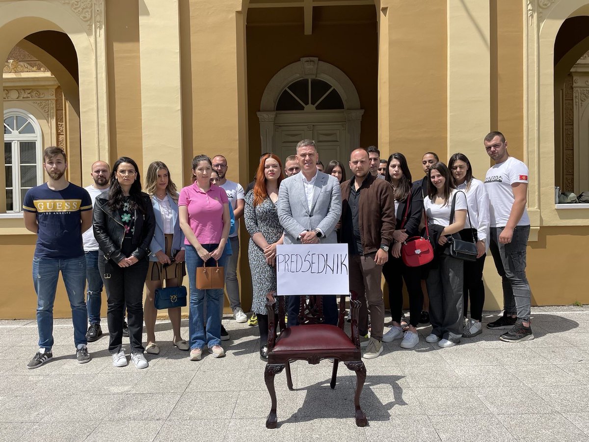 pg_citizen's tweet photo. Današnjim performansom, @DPSCrneGore Cetinje i naš @SMDPSCG poslali su jasnu poruku - odgovor na pokušaj ponižavanja naše dične Prijestonice inauguracijom novog predsjednika države van Cetinja. https://t.co/AWwkR07I6n