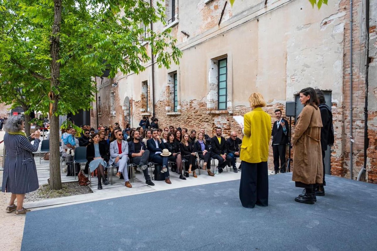 Alla #BiennaleArchitettura2023 a #Venezia, abbiamo inaugurato ieri il Padiglione della Repubblica del Kosovo🇽🇰: “rks² | la località trascendente” dei nostri curatori Poliksen Qorri-Dragaj & Hamdi Qorri, e Commissaria  Dafina Morina.

👉t.ly/YHIY