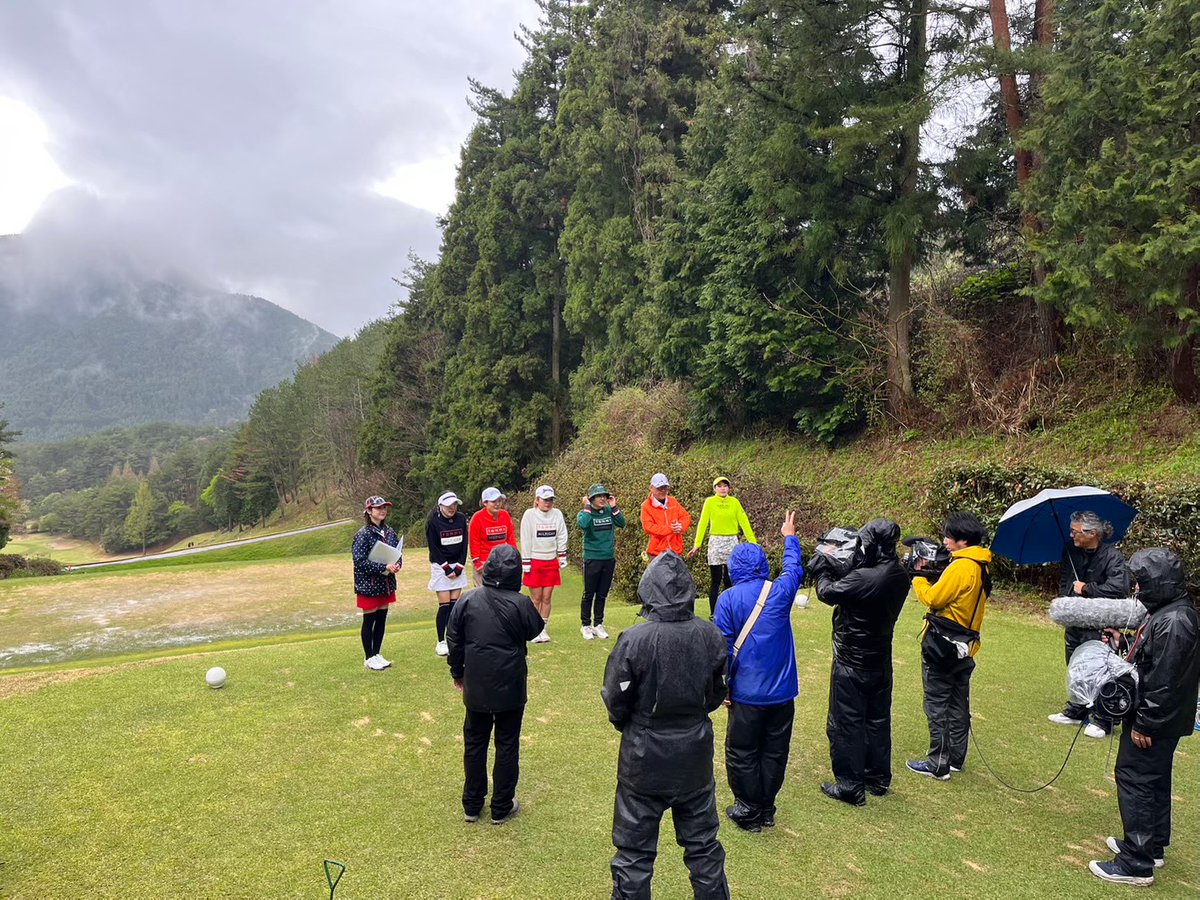 sundaygolf_itv6's tweet photo. 相変わらずの天気の中、みんな頑張っております💦
出演者も撮影スタッフもずぶ濡れだわ寒いわ🥶🔥
そんなみんなの努力でできた #サンデーゴルフ をよろしくお願い致します🙇

#4under #4アンダー
#松山ロイヤルゴルフ倶楽部
#井坂彰 #山下毬絵 #山崎未来
#あいテレビ #愛媛 #ゴルフ https://t.co/9THh6IrPYk
