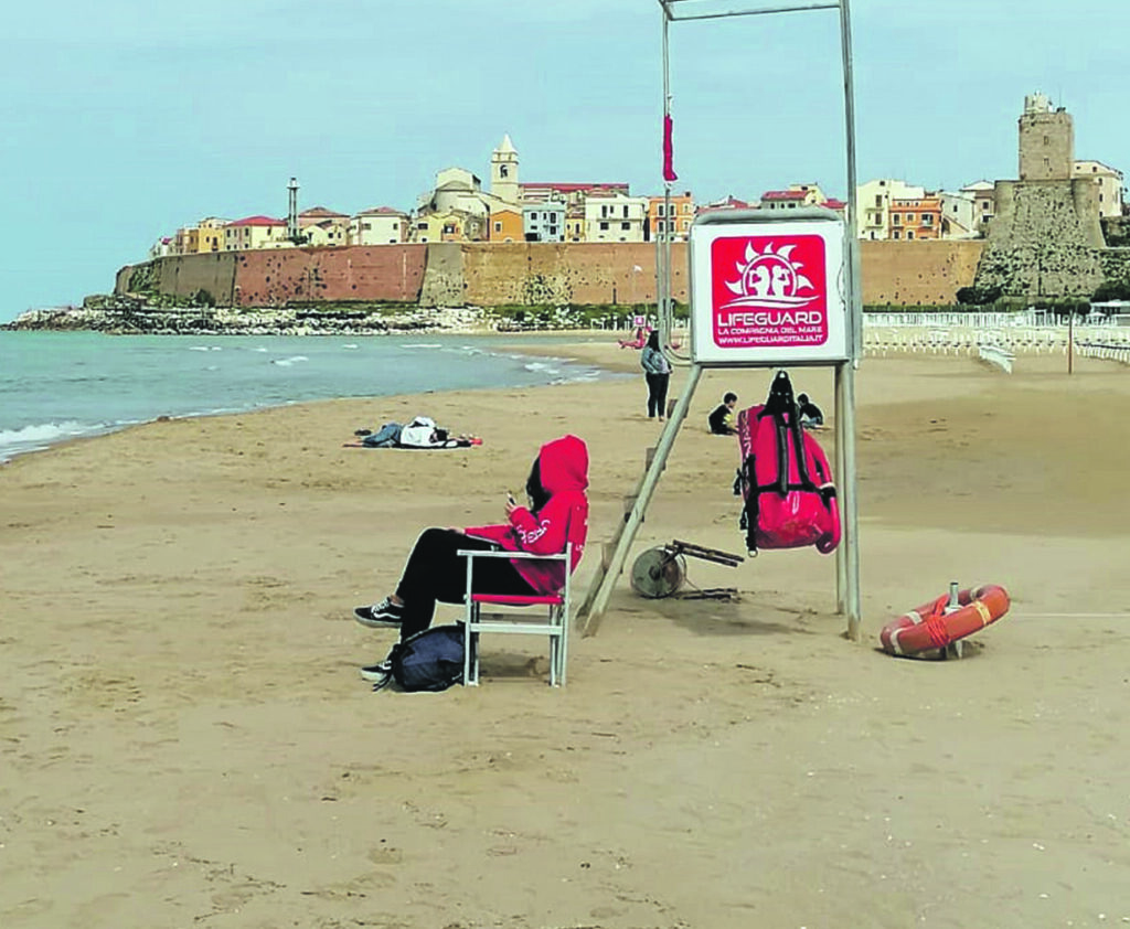 Sembra autunno, ma la stagione balneare è partita: da ieri bagnini in spiaggia primopianomolise.it/citta/termoli/…