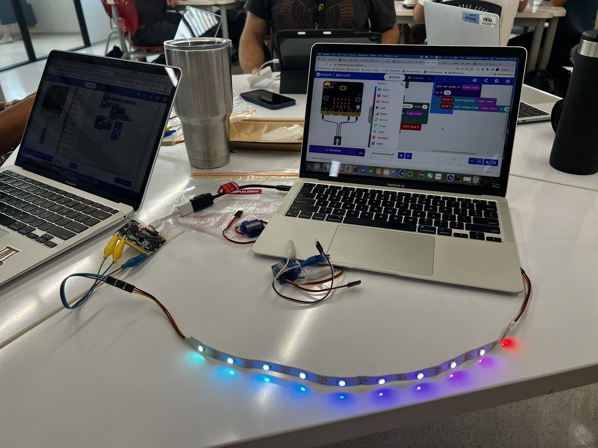 Fun times learning more about micro:bits at the 21CL conference with @PhuHua. Thanks @CoraEdTech for an awesome session! #21CLBKK @microbit_edu @21cli