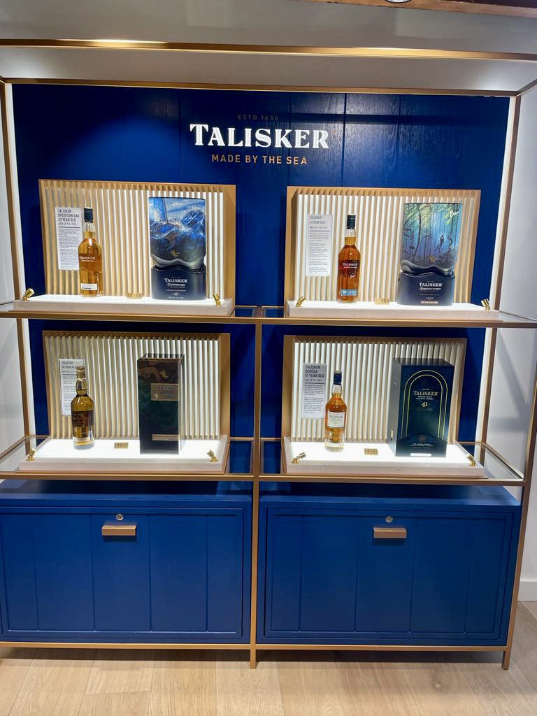 diviaviator's tweet photo. Whiskey by the Sea! The only distillery in #Isleofskye 🥃 #TaliskerDistellery Also a visit to the Talisker beach was amazing 🤩 #whiskey #Scotland #vacation #bythesea https://t.co/CCV587OR5x