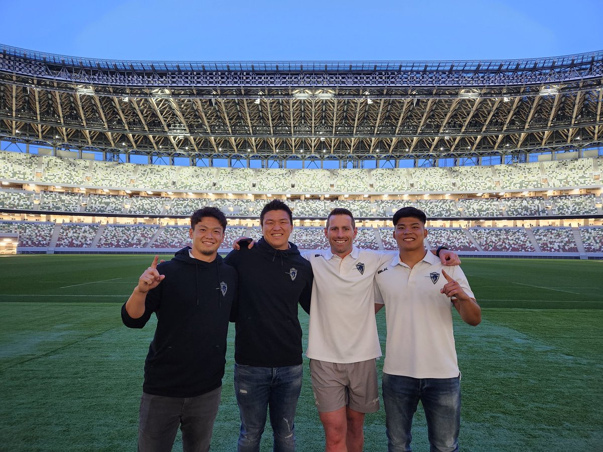 LeagueOne_JP's tweet photo. 歓喜の後、静寂の国立で肩を並べる新王者🏆🦄
@Kubota_Spears 
@harumichi1202 
@bernardfoley 
@kougarugby 
@trsBK 

#NTTリーグワンプレーオフ
#リーグワン決勝 https://t.co/q44XNFqRFd