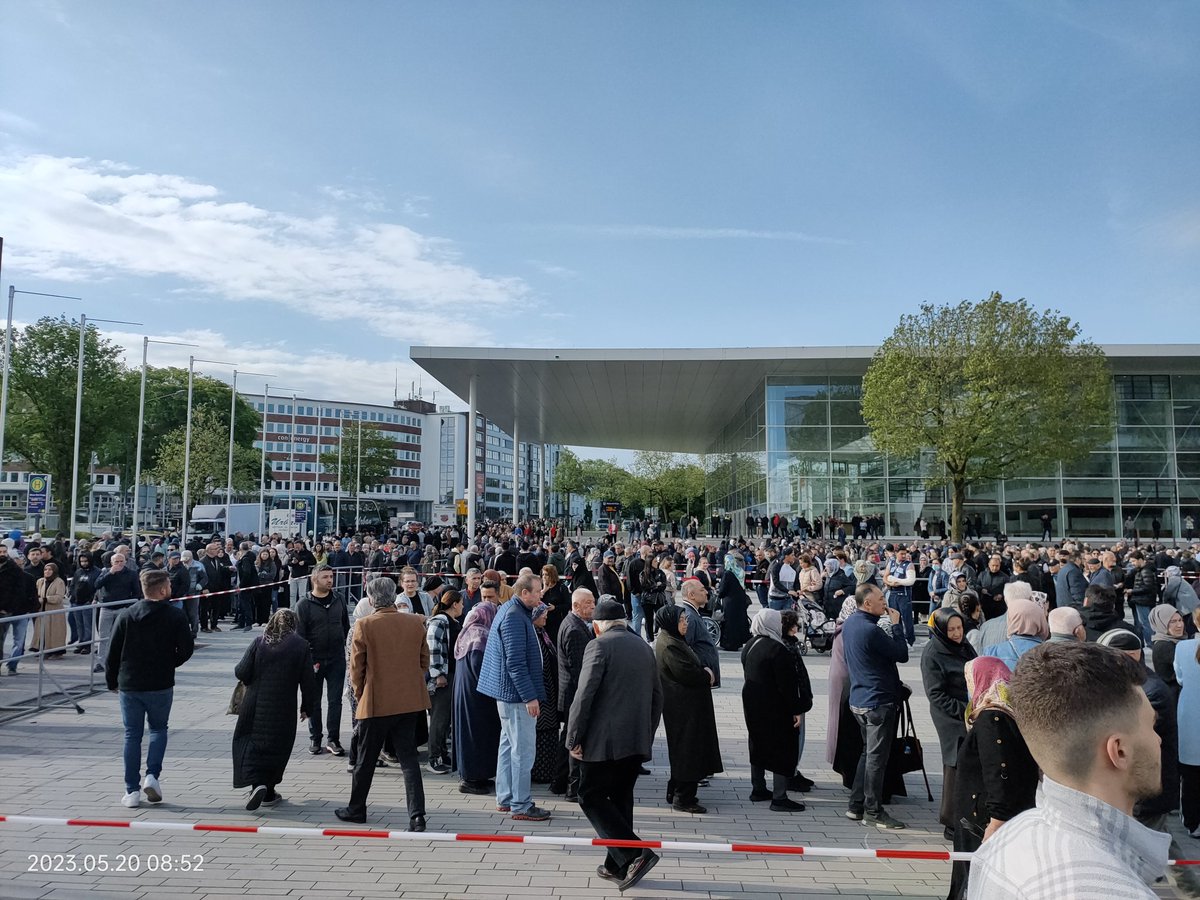 essen de milletimiz sabahın köründe milli vazifesini eda etmek için sıradalar. hayırli ossun devletimize ve milletimize