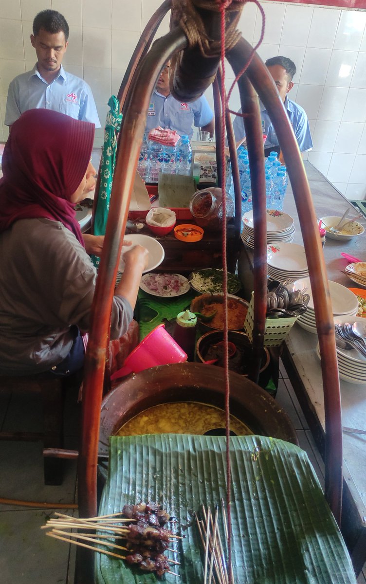 subiibus's tweet photo. Sate Gule, Ibu HJ. Yuli, Pasar Pon Ponorogo. 🤤 https://t.co/M9JSRN4bAL